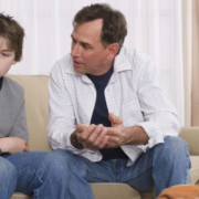 pai-conversando-com-filho-discussao-entre-pai-e-filho-educacao-pais-e-filhos-familia-1282951270957_956x5001